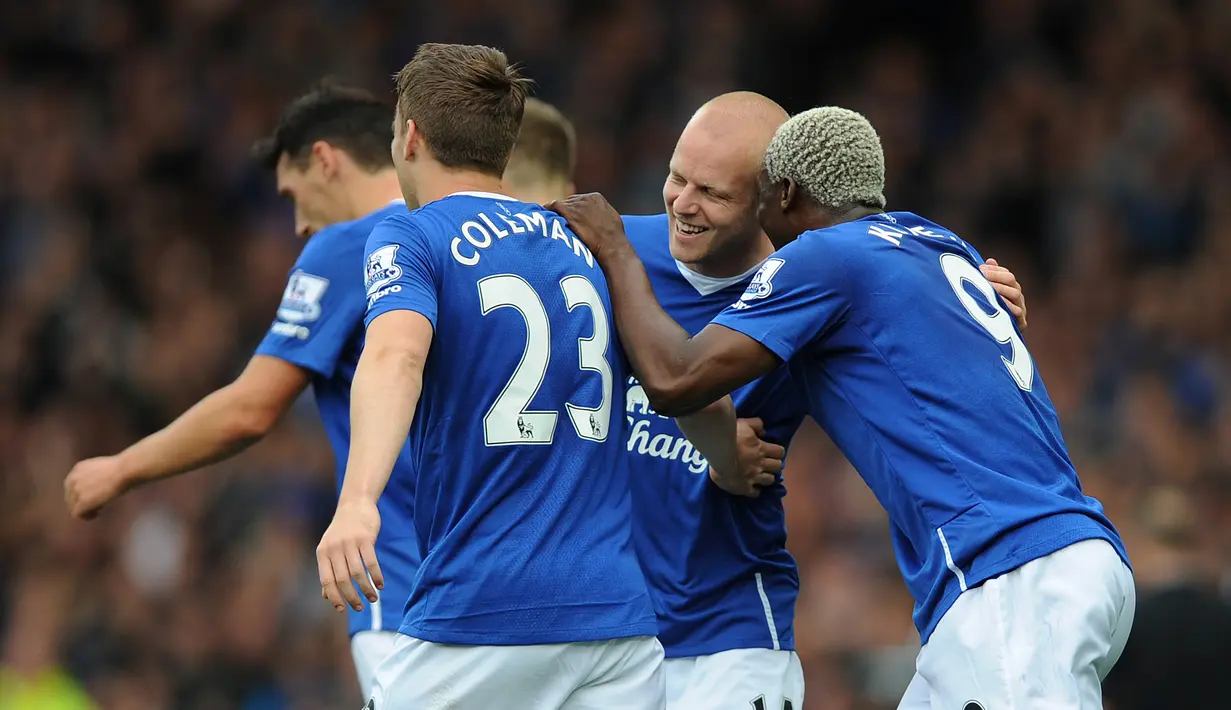 Pemain Everton merayakan gol kedua Steven Naismith ke gawang Chelsea dalam lanjutan Liga Premier Inggris di Stadion Goodison Park. Sabtu (12/9/2015). (EPA/Peter Powell)