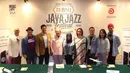 Chairman Java Festival Production Peter Gontha (kiri) dan Direktur Java Festi¬val Production Dewi Gontha (dua kanan) berpose bersama pihak terkait dan sponsor di Jakarta, Rabu (28/2). (Liputan6.com/Immanuel Antonius)