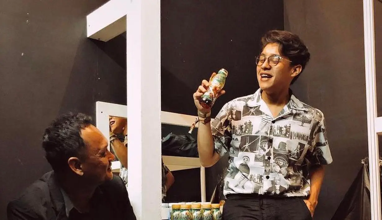 Tak melulu kasual, gaya klasik vintage style ini bisa jadi pilihan busanamu sekarang. Kece banget!  (Instagram/ardhitopramono).