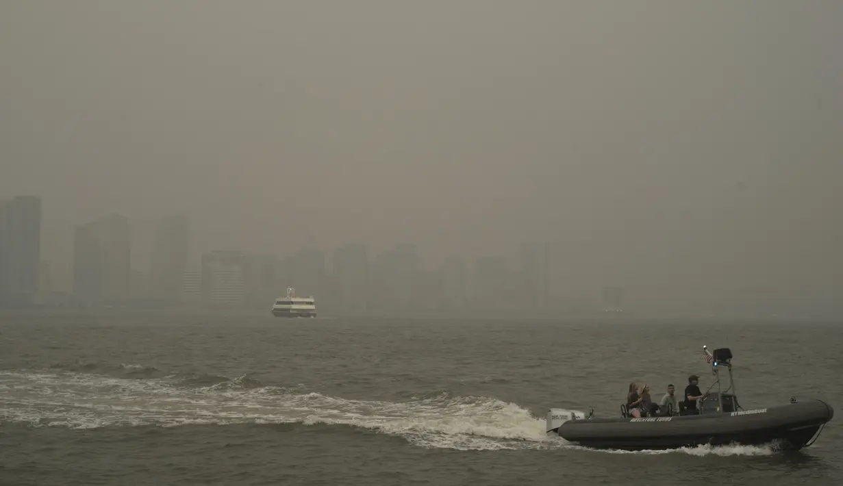 Cakrawala kota New York hampir tidak terlihat di seberang Sungai Hudson dari New Jersey. (AP Photo/Patrick Sison)