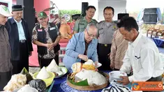 Citizen6, Boyolali: Pemotongan tumpeng oleh Ketua Umum YPI Al-Azhar, Hariri Hadi. (Pengirim: Widya)