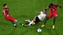 Perebutan bola antara pemain Portugal dengan pemain Austria pada laga kedua Grup F Piala Eropa 2016 di Parc des Princes, Minggu (19/6/2016) dini hari WIB. (AFP/Miguel Medina)