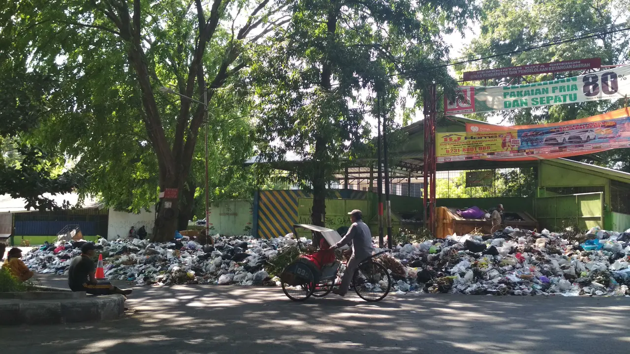 TNI Polri Selidiki Penyebab Tumpukan Sampah di TPSS Cirebon