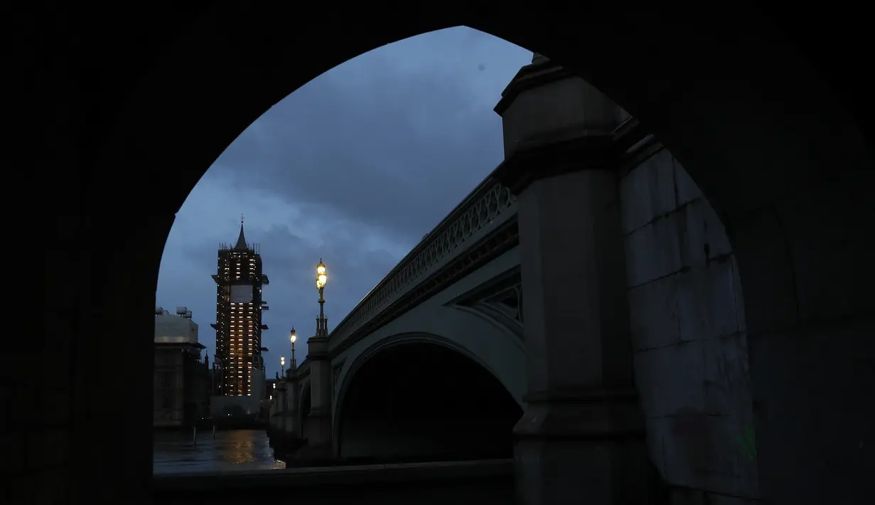 Istana Westminster terlihat dari sisi selatan Sungai Thames di London, Sabtu, (1/2/2020). Brexit sudah menyebabkan kekacauan dalam politik Inggris, ketidakpastian ekonomi dan meningkatnya ketegangan antara Inggris dan UE, sebagai mitra dagang tunggal terbesarnya sebagai sebuah blok. (AP Photo/Alasta