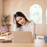 Ilustrasi perempuan stres kerja/copyrightshutterstock/paulaphoto