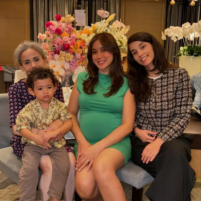 7 Momen Jessica Iskandar rayakan ulang tahun ibunya ke-69, kecantikan sang ibu bikin terkesima