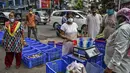 Warga membeli sayuran di Kolkata, India, Selasa (21/7/2020). Di tengah lonjakan kasus COVID-19 dalam beberapa minggu terakhir, pemerintah negara bagian di India telah memesan kuncian terfokus di wilayah dengan jumlah kasus tinggi. (AP Photo/Bikas Das)