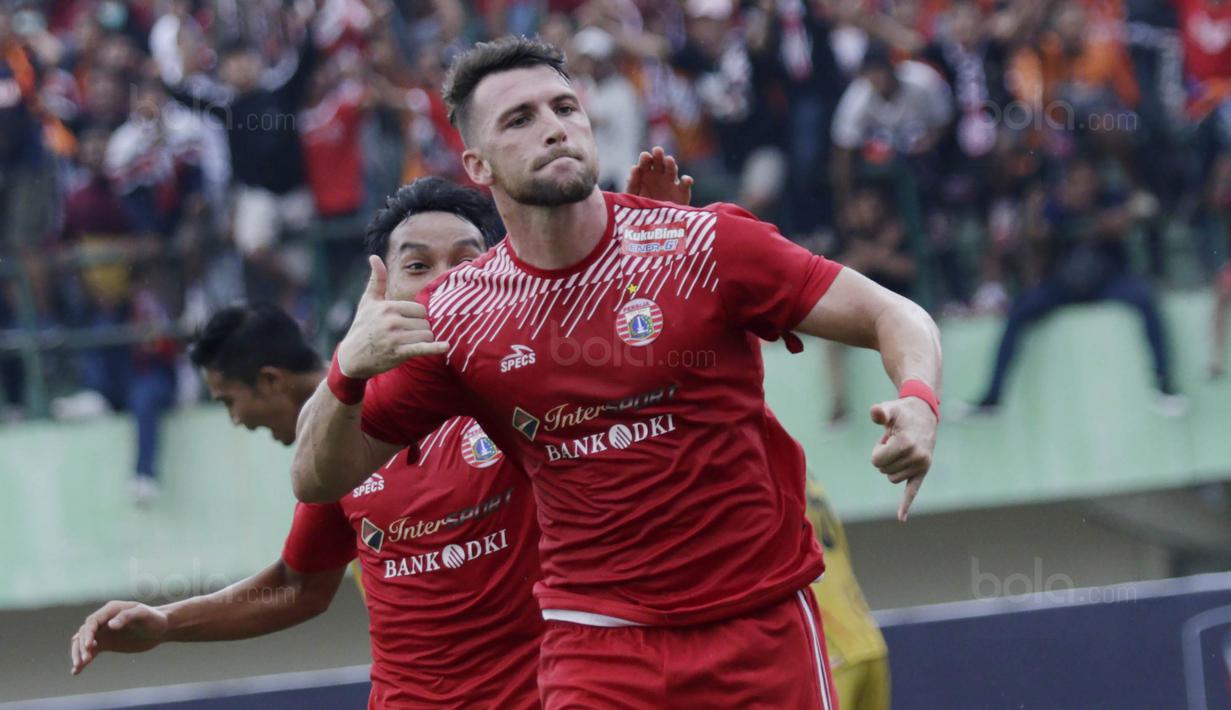 Striker Persija, Marko Simic, melakukan selebrasi usai membobol gawang Mitra Kukar pada laga perempat final Piala Presiden di Stadion Manahan, Solo, Minggu, (4/2/2018). Persija menang 3-1 atas Mitra Kukar. (Bola.com/M Iqbal Ichsan)