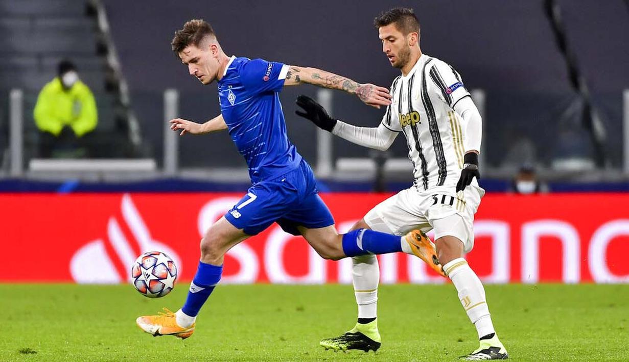 Pemain Juventus, Rodrigo Bentancur, berebut bola dengan pemain Dynamo Kiev, Benjamin Verbic, pada laga Liga Champions di Stadion Allianz, Kamis (3/12/2020). Juventus menang dengan skor 3-0. (Marco Alpozzi/LaPresse via AP)