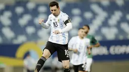 Megabintang Barcelona itu tercatat mencetak empat gol dan lima assist untuk Argentina. Kegemilangan Lionel Messi disepanjang perhelatan akbar kali ini berbuah gelar juara untuk Argentina. (Foto: AP//Bruna Prado)