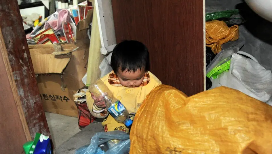 Xiaoxiao saat mengumpulkan botol plastik. | Sumber Foto: whatsonxiamen.com