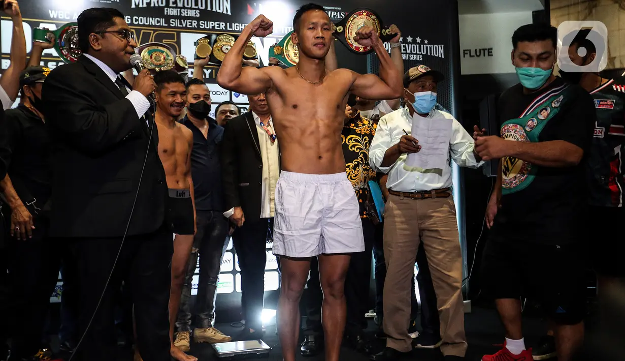 <p>Petinju Indonesia Daud Yordan mengikuti sesi timbang badan di Balai Sarbini, Jakarta, Kamis (30/6/2022). Memperebutkan WBC Asian Boxing Council Silver, Daud Yordan dan petinju Thailand Panya Uthok bakal bertarung pada Jumat, 1 Juli 2022.(Liputan6.com/Johan Tallo)</p>
