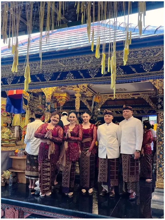 7 Pesona Krisdayanti Kenakan Kebaya Bali Brokat Merah di Nikahan Kakak Sarah Menzel