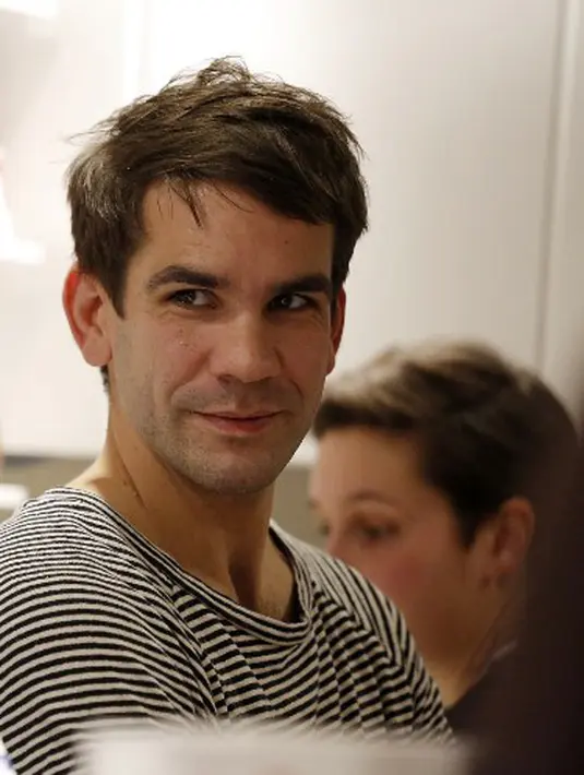 Mendapat gugatan cerai dari sang istri, kabarnya membuat ia terkejut dan kemudian meminta Scarjo membatalkan niatnya itu untuk menceraikan dirinya. Dengan alasan demi kebahagiaan anaknya. (AFP/Bintang.com)