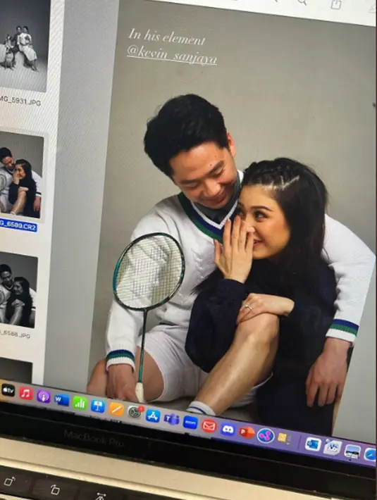 Setelah sebelumnya tema elegan, selanjutnya Kevin Sanjaya dan Valencia usung tema badminton. Dengan tatanan rambut yang lucu, Valencia Tanoe semakin terlihat imut. Kenakan outfit konsep hitam – putih, keduanya tampil kasual. Kevin dan Valencia terlihat lebih lengket di pemotretan kali ini, tak sedikit warganet yang gemas melihat pasangan yang terpaut usia 2 tahun ini. (Liputan6.com/IG/@valenciatanoe)