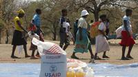 Sejumlah wanita mengambil bantuan makanan dari World Food Programme di Chiredzi Mupinga, Zimbabwe, Selasa (6/10). Puluhan juta orang di wilayah sub-Sahara Afrika akan mengalami kelaparan akibat siklus El Nino mencapai puncaknya.(REUTERS/Philimon Bulawayo)