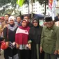 Letkol Ilyas Karim (kanan) usai menerima santunan dari perantau Minang, Sabtu (3/9/2016). (Liputan6.com/Muslim AR)