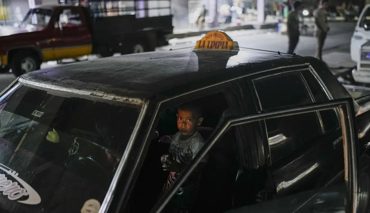 Ketidakpastian menyelimuti Venezuela saat negara itu bersiap menghadapi pemilihan presiden Minggu depan. (AP Photo/Matias Delacroix)