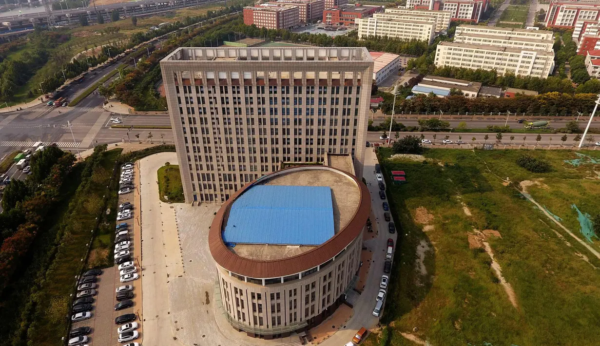 Pandangan udara menunjukkan sebuah gedung universitas di Zhengzhou, Provinsi Henan, China, (21/9). Gedung tersebut ketika dilihat dari udara memeliki bentuk mirip dengan kloset duduk yang menjadi bahan candaan oleh warganet. (AFP Photo/Str/China Out)
