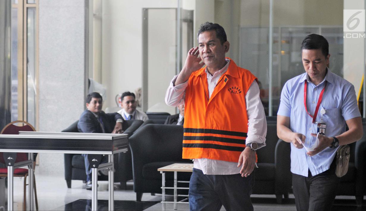 Bupati Hulu Sungai Tengah (HST) Abdul Latif berjalan usai diperiksa di Gedung KPK, Jakarta, Selasa (30/1). KPK mengamankan sejumlah barang bukti dalam kasus dugaan korupsi pembangunan ruang perawatan RSUD Damanhuri Barabai. (Liputan6.com/Herman Zakharia)