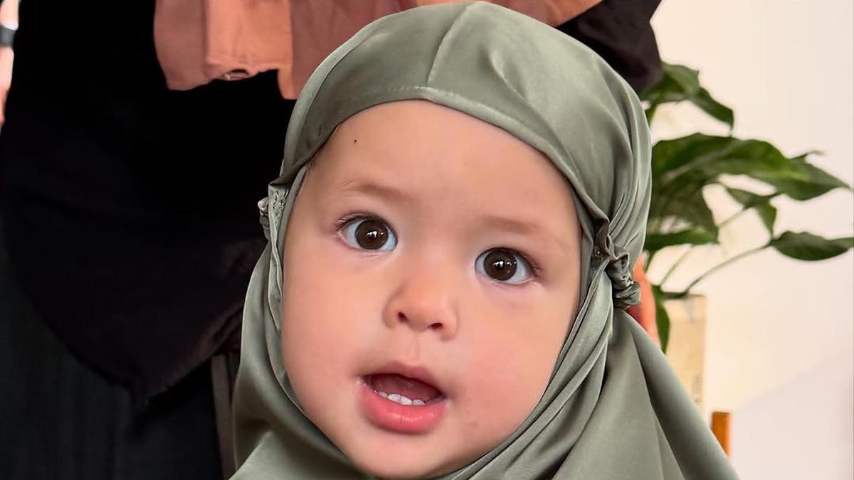 Syuting Iklan, 4 Potret Super Cute Baby Kamari dan Jennifer Coppen Pakai Mukena Couple