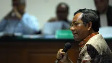 Mantan Ketua MK Mahfud MD menjadi saksi di Pengadilan Tipikor Jakarta, Senin (5/5/14). (Liputan6.com/Miftahul Hayat)