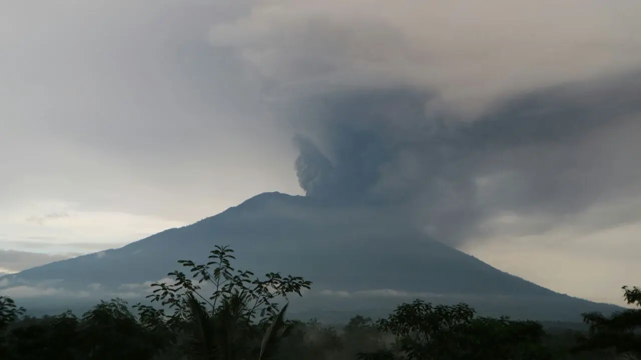 Gunung Agung meletus