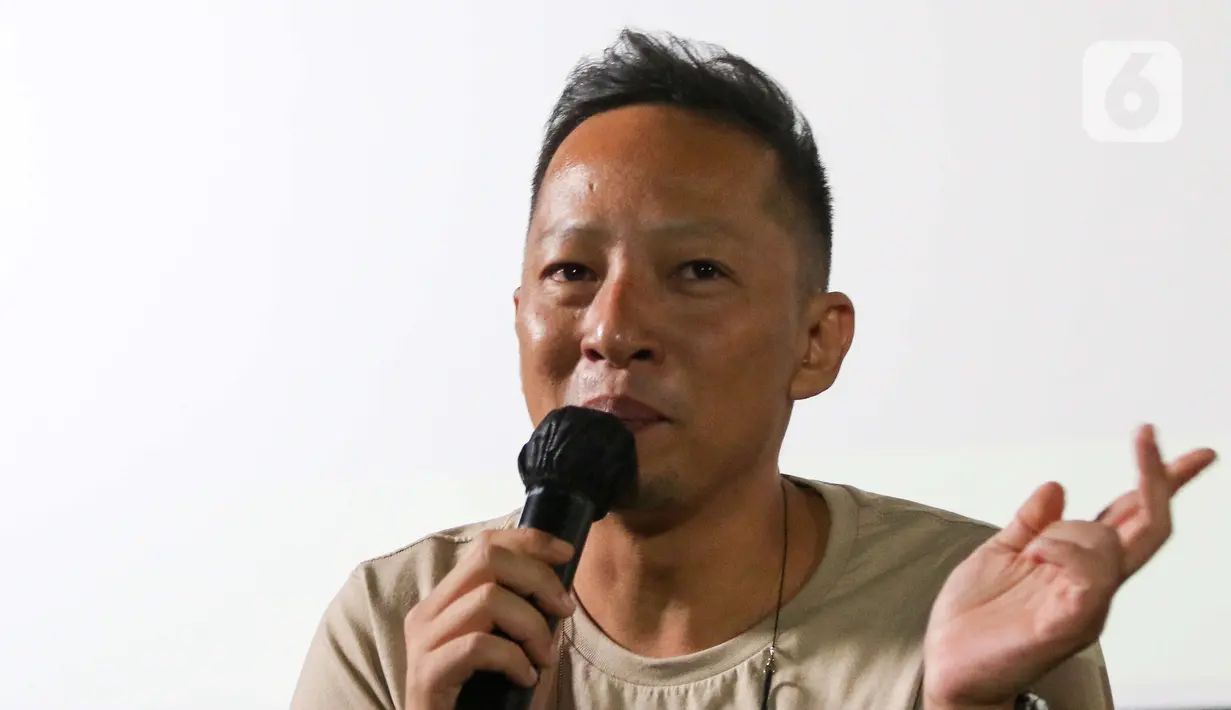 Aktor Ringgo Agus Rahman memberikan keterangan saat jumpa pers peluncuran film Keluarga Cemara 2 di Jakarta, Senin (20/6/2022). Film Keluarga Cemara 2 akan tayang pada 23/6/2022, yang menceritakan drama kehidupan keluarga yang hits era tahun 90an. (Liputan6.com/Herman Zakharia)