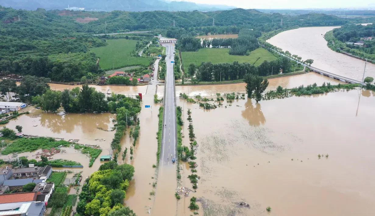 Foto udara menunjukkan banjir akibat hujan lebat di desa Xinanzhuang di distrik Miyun, pinggiran Beijing pada 29 Juli 2025. (ADEK BERRY/AFP)