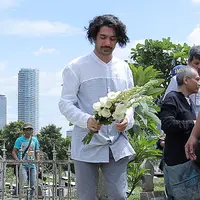 Bicara soal kebiasaan ziarah kubur, Reza mengaku bukan kebiasaan yang sering ia lakukan. Keceuali berkaitan dengan film yang dibintanginya, seperti sebelumnya ia juga mengunjungi makam ibu Ainun. (Deki Prayoga/Bintang.com)