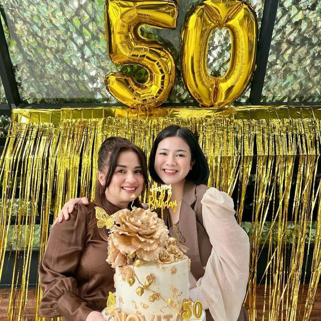 6 Potret Terbaru Novita Ibu Felicya Angelista Awet Muda di Usia 50 Tahun