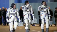 Scott Kelly dan Mikhail Kornienko rencananya akan bertugas di luar angkasa selama 12 bulan
