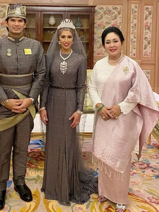 Sebelumnya, Titiek juga menghadiri pernikahan Puteri Sultan Hassanal Bolkiah. Ia mengenakan atasan baju kurung putih dipadukan selendang dan bawahan kain songket pink. [@titieksoeharto]
