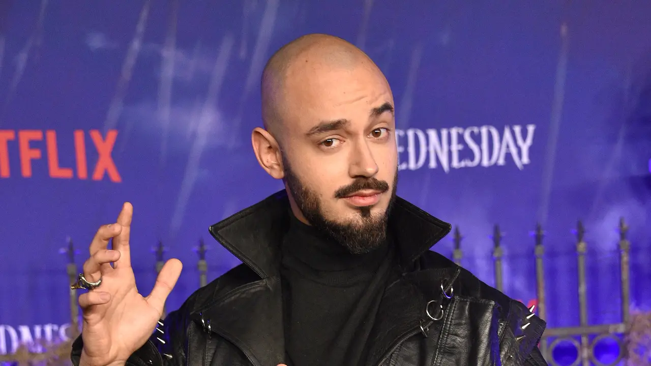Victor Dorobantu dalam premiere Wednesday tahun 2022. (LISA O'CONNOR / AFP)