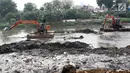 Alat berat mengeruk lumpur yang mengendap di Kanal Banjir Barat, Jakarta, Jumat (3/11). Pengerukan juga dilakukan untuk megantisipasi bantaran BKB yang sering meluap ketika hujan akibat penyempitan jalur sungai. (Liputan6.com/Immanuel Antonius)