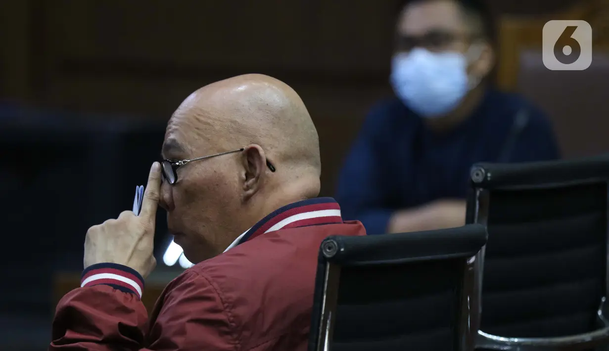 Pengusaha, Rahmat saat memberi keterangan pada sidang lanjutan dugaan perantara suap dari Djoko Tjandra kepada Jaksa Pinangki Sirna Malasari terkait pengurusan fatwa di Mahkamah Agung dengan terdakwa Andi Irfan Jaya di Pengadilan Tipikor, Jakarta, Rabu (2/12/2020). (Liputan6.com/Helmi Fithriansyah)
