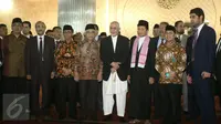 Rombongan Presiden Afganistan Mohammad Ashraf Ghani berpose bersama saat mengunjungi Masjid Istiqlal, Jakarta, Kamis (6/4). (Liputan6.com/Angga Yuniar)