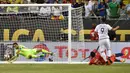 Kiper Cile, Claudio Bravo, mengamankan gawangnya dari serangan pemain Kolombia pada laga semifinal Copa America Centenario 2016 di Stadion Soldier Field, Chicago, AS, Kamis (23/6/2016) pagi WIB. (AFP/Nelson Almeida)