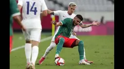 Alexis Vega (tengah) membuktikan kelasnya dengan menyumbangkan gol pertamanya bagi Meksiko. Bermain selama 83 menit, ia menjadi ancaman nyata bagi lini pertahanan Prancis dengan kecepatan dan umpan-umpannya yang akurat. (Foto: AP/Shuji Kajiyama)