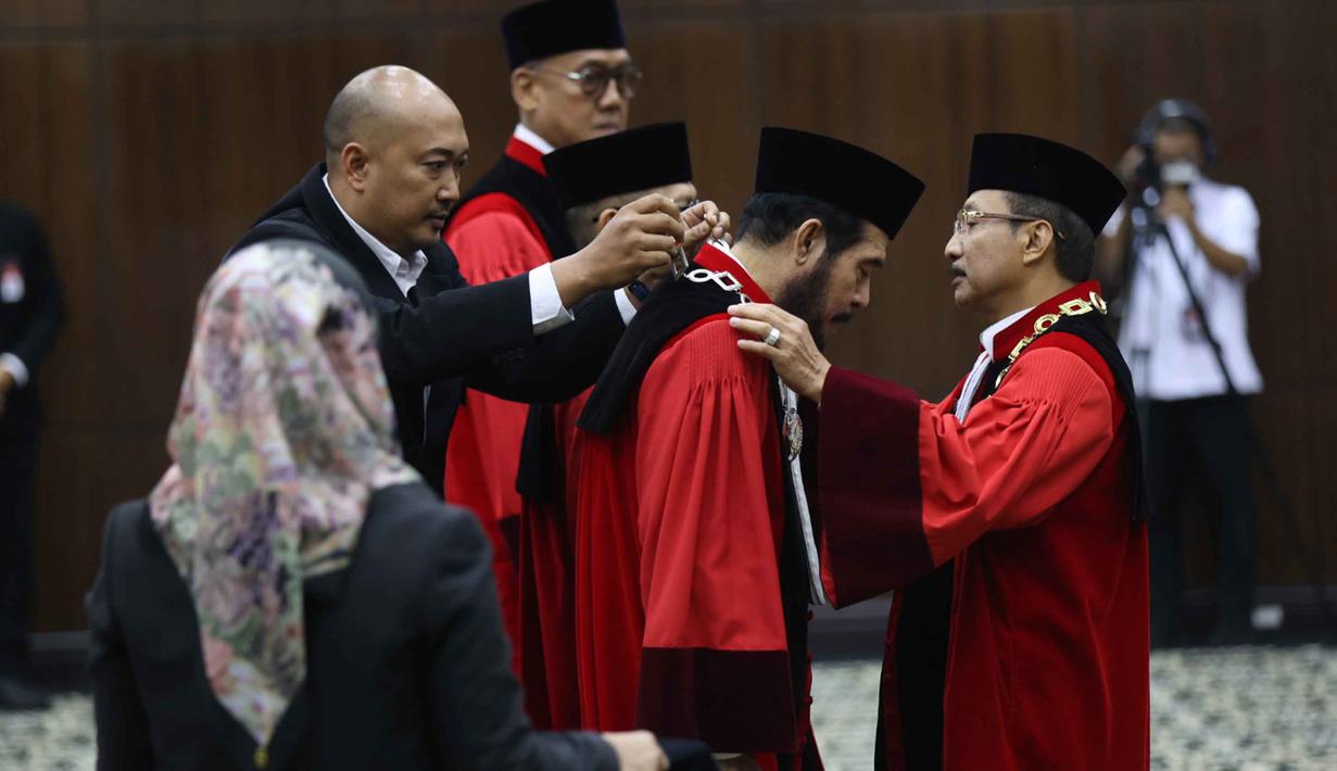Posisi Anwar Usman sebagai Hakim Mahkamah Konstitusi diganti Liliek Prisbawono Adi yang resmi dilantik oleh Presiden Prabowo Subianto di Istana Negara pada Jumat 10 April 2026. Tampak dalam foto, Anwar Usman (tengah) saat mengikuti prosesi wisuda purnabakti di Ruang Sidang Mahkamah Konstitusi (MK), Jakarta, Senin (13/4/2026). (Kapanlagi.com/Budy Santoso)