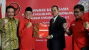 Ketua DPP PDIP bidang Ideologi dan Kaderisasi Idham Samawi (kedua kiri) bertukar naskah dengan Ketua STIPAN, Tjahya Supriyatna (kedua kanan) saat penandatangan kerjasama di Jakarta, Jumat (31/7/2015). (Liputan6.com/Johan Tallo)