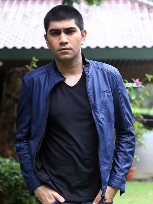 "Pas saya tawari ternyata mereka tertarik. Saya sudah nulis iseng-iseng. Saya nulis bukan karena orderan, pas saya ajukan proposal ternyata masuk," jelas Gandhi. (Nurwahyunan/Bintang.com)