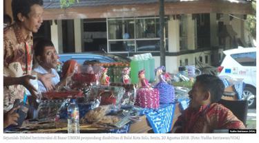 Penyandang disabilitas memasarkan produknya dalam bazar UMKM komunitas difabel di Solo, Jawa Tengah