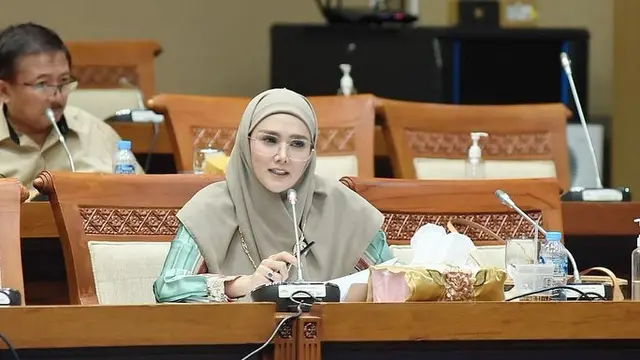 Dapat Dukungan Netizen, Ini 6 Potret Mulan Jameela saat Ngantor di DPR RI