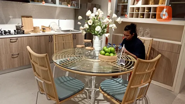 6 Desain Perabot Hemat Tempat nan Elegan dari Showroom Terbaru Idemu