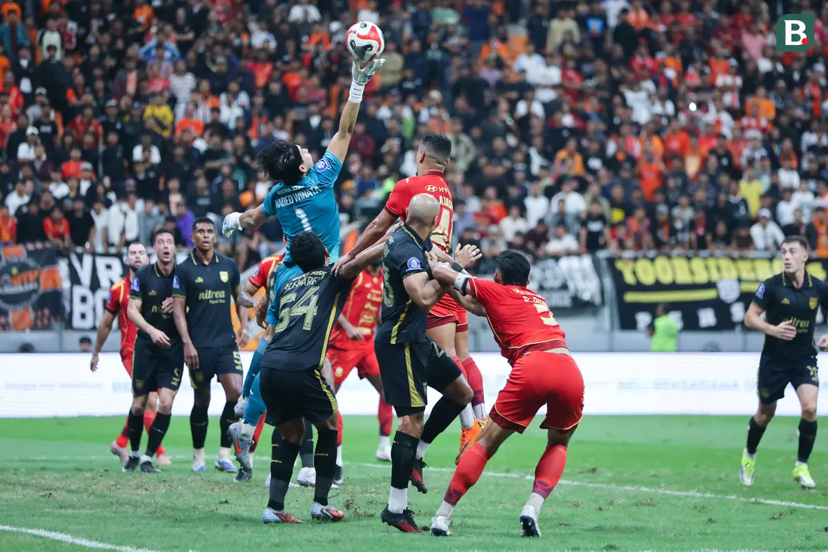 Foto: Parade Aksi Duel Sengit Pemain Persija vs Borneo FC di BRI Super League