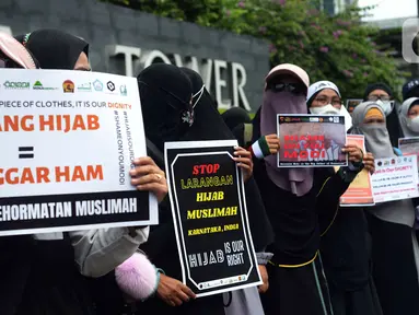 Aksi damai untuk mendukung muslimah India di depan Kedutaan Besar India, Jakarta, Selasa (22/2/2022). Aksi ini merupakan dukungan dan pembelaan kepada pelajar dan mahasiswa muslim di India terkait pelarangan menggunakan hijab dan persekusi. (merdeka.com/Imam Buhori)