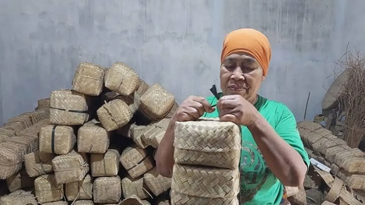Perajin besek di Banyuwangi memetik untuk penjualan. (Hermawan/Liputan6.com)