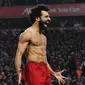 Gelandang Liverpool, Mohamed Salah, merayakan gol yang dicetaknya ke gawang Manchester United pada laga Premier League di Stadion Anfield, Liverpool, Minggu (19/1). Liverpool menang 2-0 atas MU. (AFP/Paul Ellis)