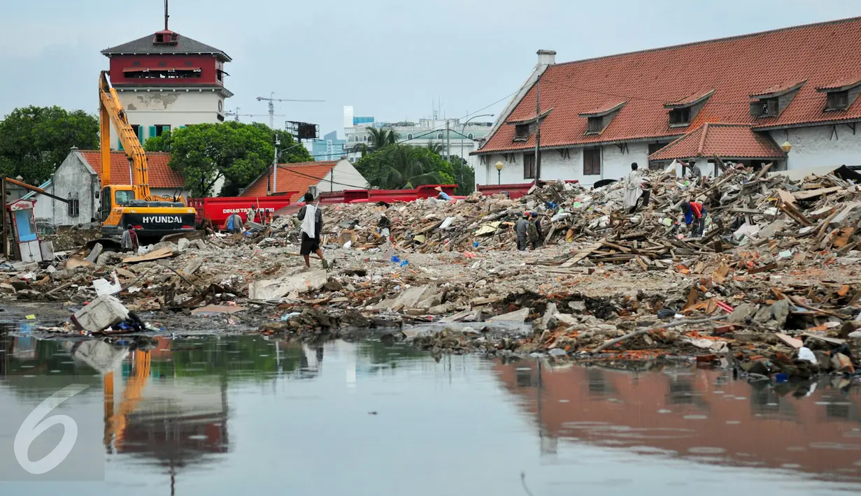 Alat berat terus meratakan sisa-sisa bangunan di pasar ikan, Jakarta, Selasa (12/4/2016). Pemprov DKI bongkar ratusan rumah di wilayah pasar ikan untuk revitalisasi Museum Bahari dan Pelabuhan Sunda Kelapa. (Liputan6.com/Yoppy Renato)